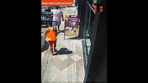 Guarda de trânsito municipal tenta apreender moto e leva surra; VEJA VÍDEO