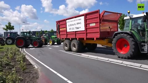 Dutch farmers block supermarket warehouses