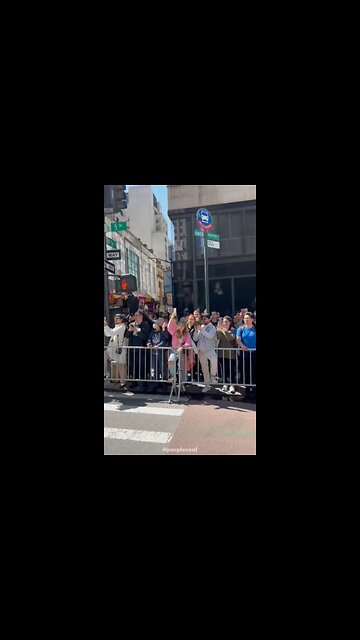 People Line The Streets Of New York For Big Trump !!!