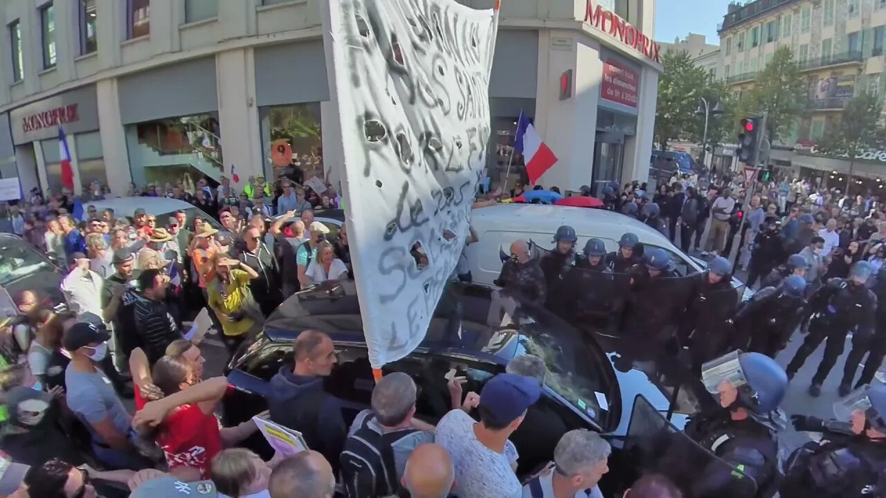 Nice :énorme clash avec la police en centre-ville ! Matraquages et il vide sa gazeuse sur la foule !