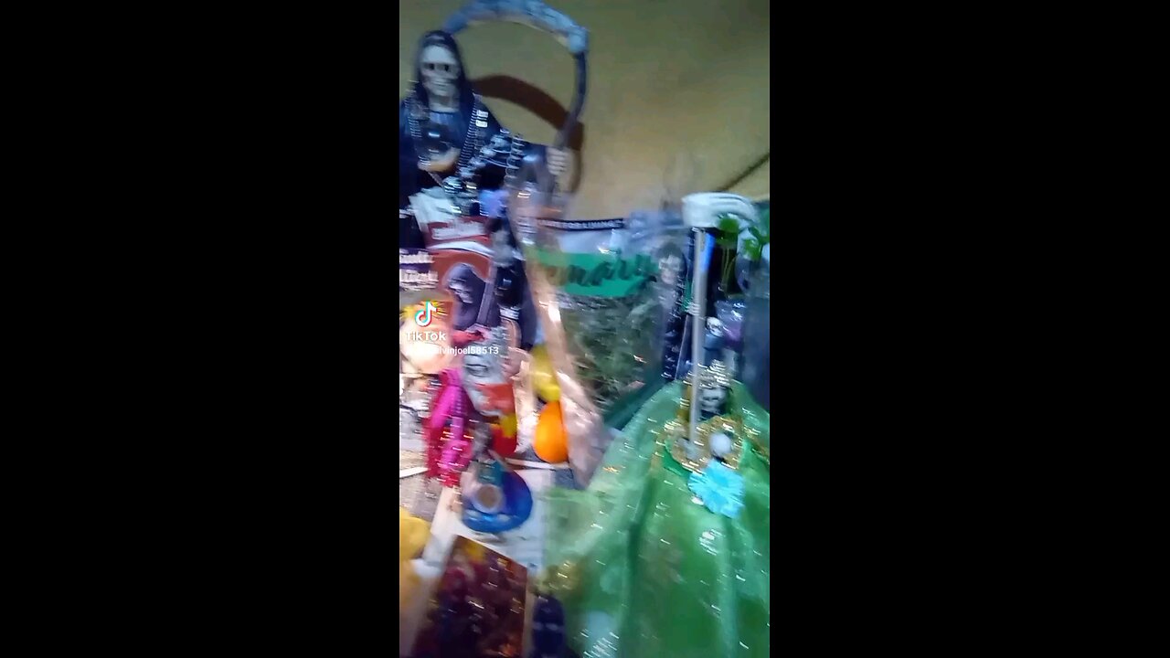 CIERRA LOS OJOS Y PIDELE A LA SANTA QUE 5E CUIDE D LO MALO