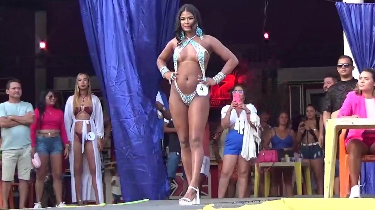 Model Alice Costa Ataíde walking the runway at the Garota Independência Terra Alta 2023 competition