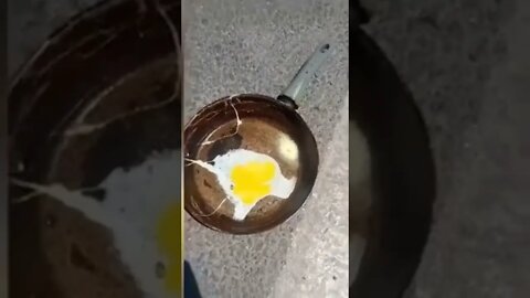 Kazajstán, los huevos se fríen en la acera. El calor anormal calentó el sartén fue posible cocinar