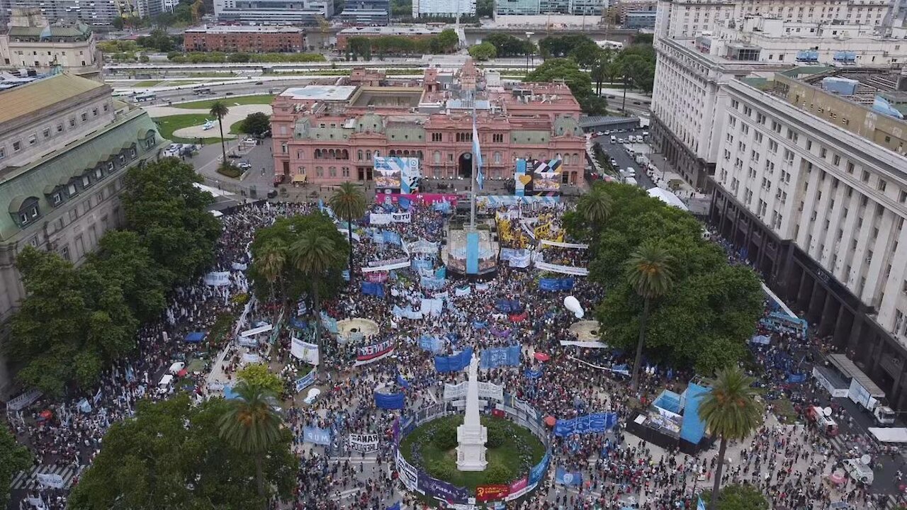 Argentina: Thousands take to streets to back government negotiations with IMF - 10.12.2021
