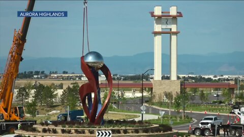 Aurora Highlands adds 28-foot tall sculpture near E-470
