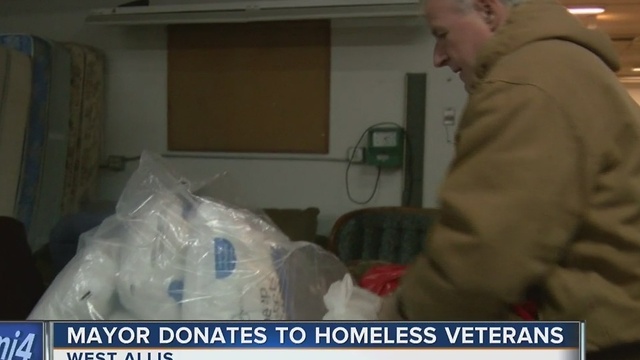 Milwaukee Mayor Tom Barrett donates mattresses to homeless veterans