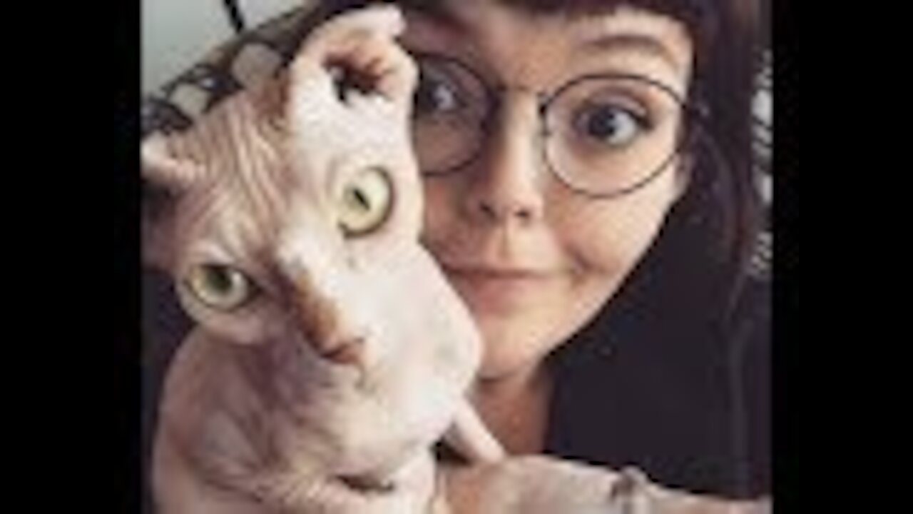 Woman Replaces Her Boyfriend With A Hairless Cat, And She’s Never Been Happier