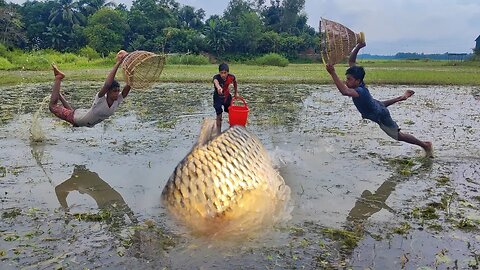 Amazing 2 Professional Boy Fishing By Traditional Polo😓Traditional Fishing Skill With Bamboo Tools