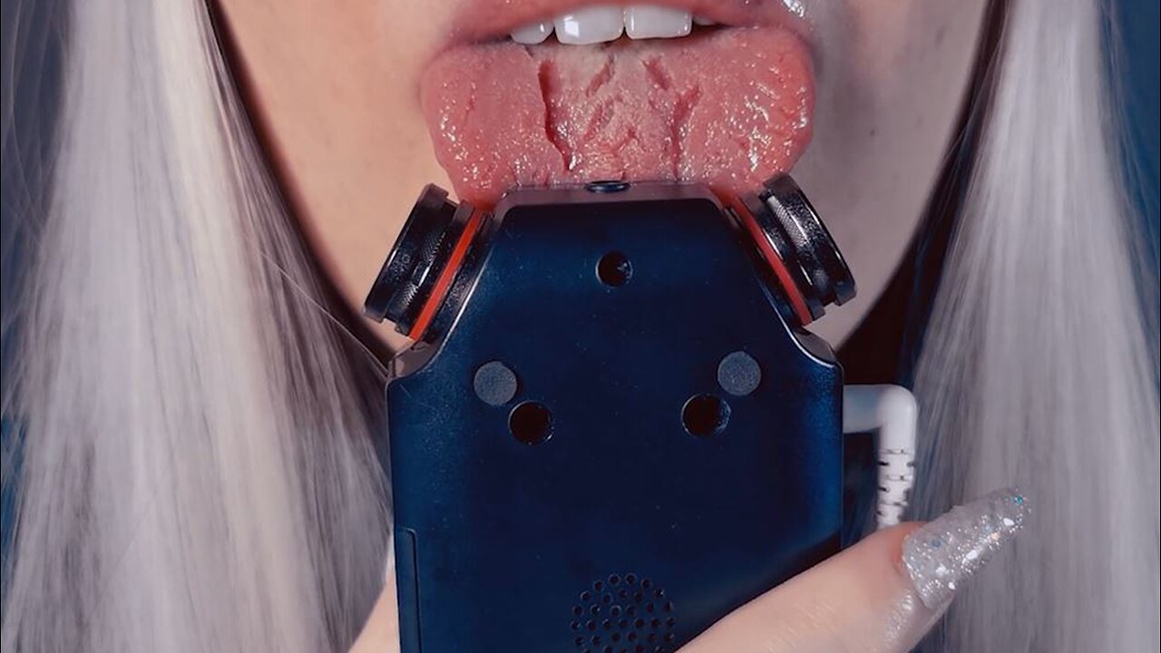 asmr licking in between your ears ~ licks on tascam microphone 😋😋😋