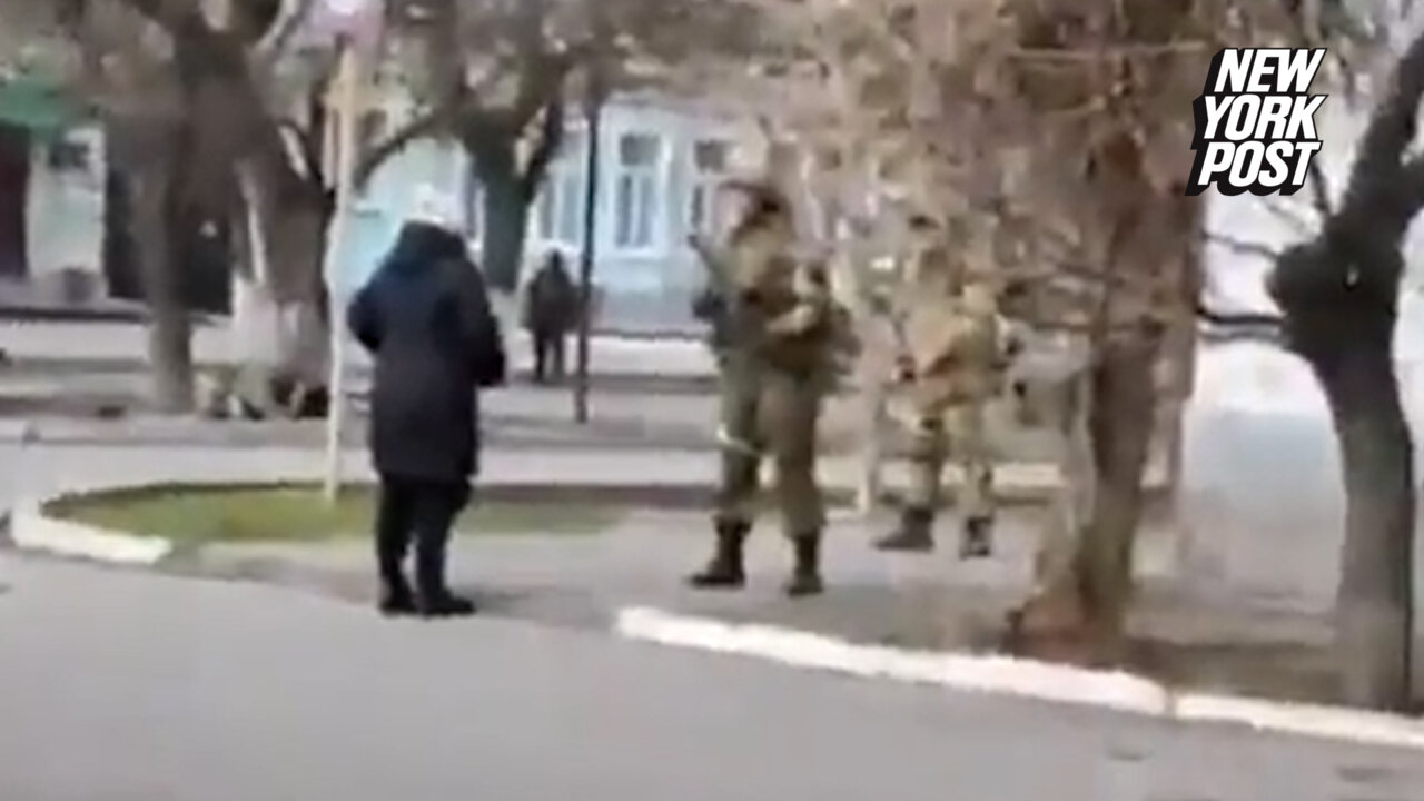 Brave Ukrainian woman goes viral for berating Russian soldiers in her city