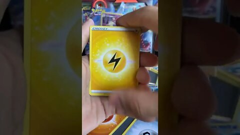 Abrindo um booster pokemon tcg de Estrelas radiantes