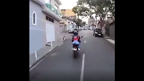 The longest most intense motorcycle chase I have ever seen. 💥🏍️👮