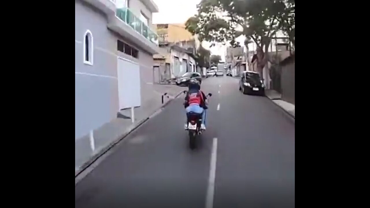 The longest most intense motorcycle chase I have ever seen. 💥🏍️👮
