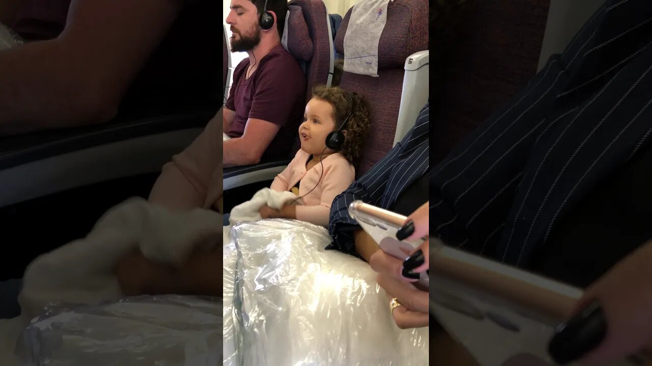 COMO RELAXAR NO AVIAO [ DICA MUITO LEGAL NO AVIAO ] - No aviao rumo a Disney #shorts #linda #bebe