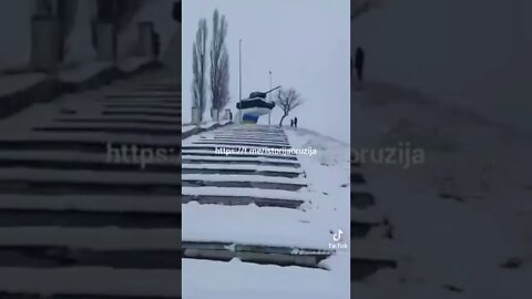 ⚡️Украинские беженцы, прибыв в Молдавию сразу стали осквернять памятники Великой Отечественной.