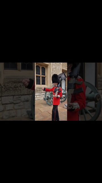 teo guards face off tower of London #thequeensguard