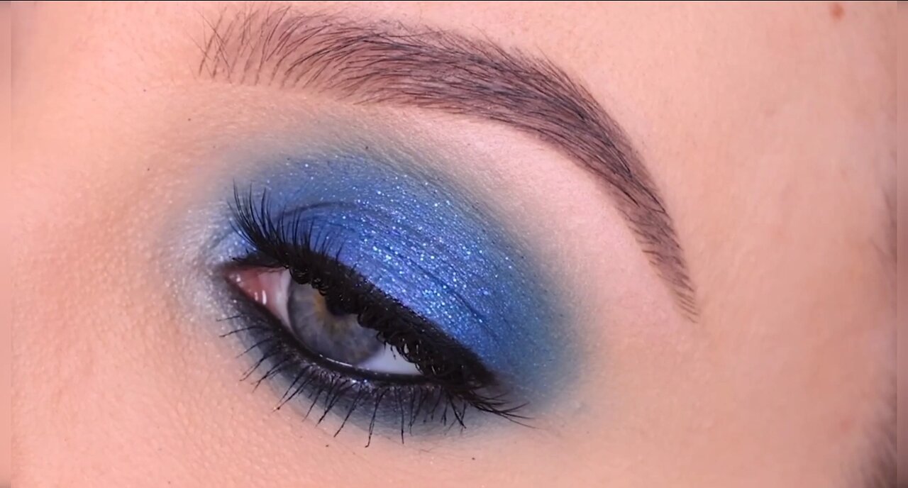 Blue eye make up