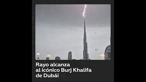 Un rayo alcanza el Burj Khalifa de Dubái en medio de una fuerte tormenta eléctrica