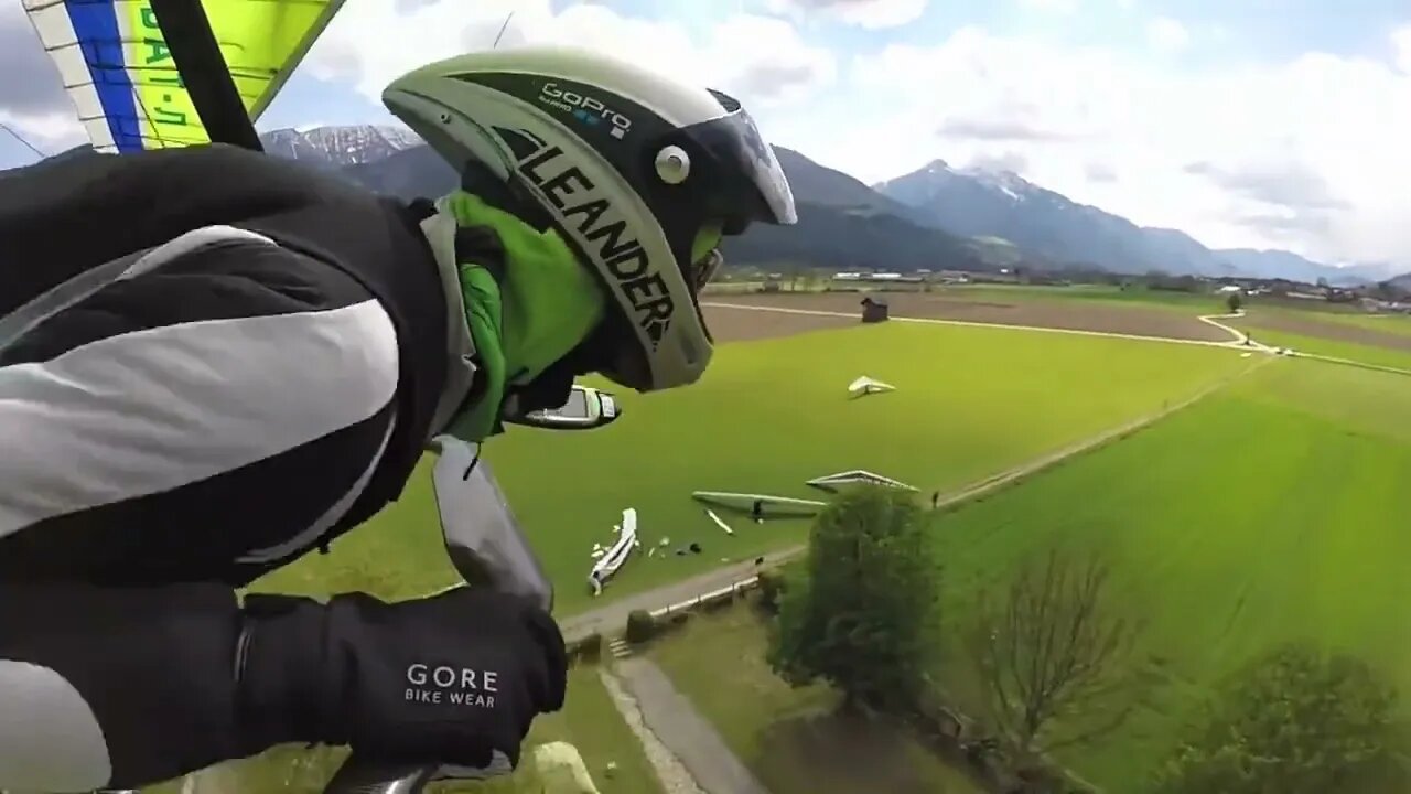 (Sport 12)/A glider circling the snowy mountains is like a fairyland
