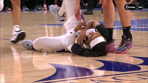 Jordin Canada TRIPPED & Lands On Shoulder, Did Not Play In 2nd Half | L.A. Sparks vs Chicago Sky