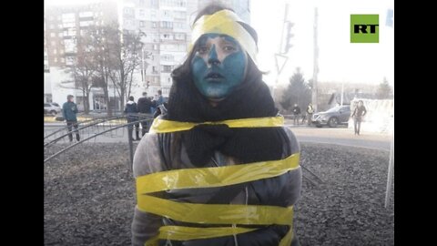 NWO, UCRAINA: Punizione pubblica, palo scotch e tintura, Polizia Militari nazisti, Odessa Mariupol