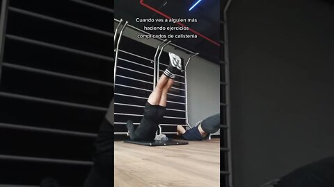 Cuando Ves a Alguien Más Haciendo Ejercicios Complicados de Calistenia en el Gym 🔥