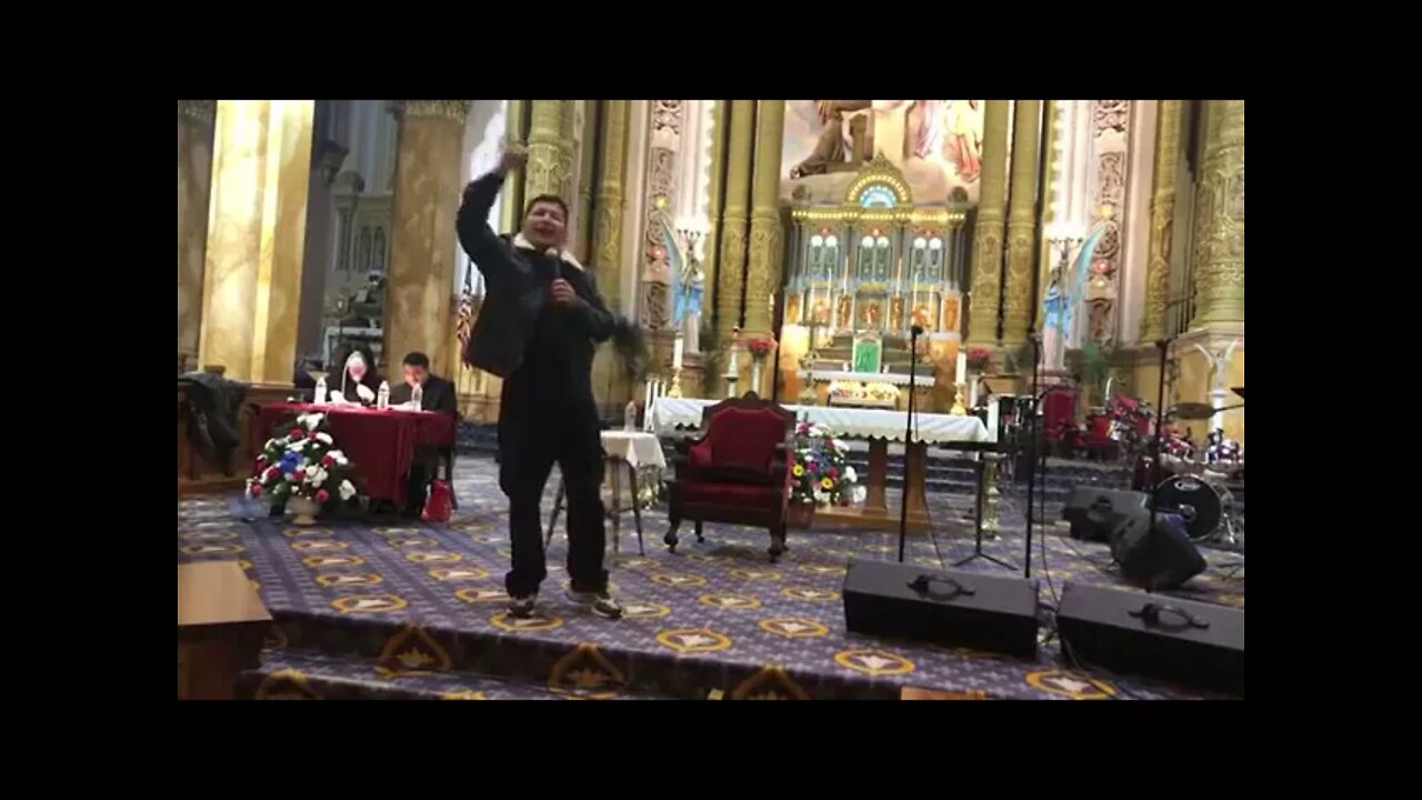 Preguntas al Padre Luis Toro en Bedford.