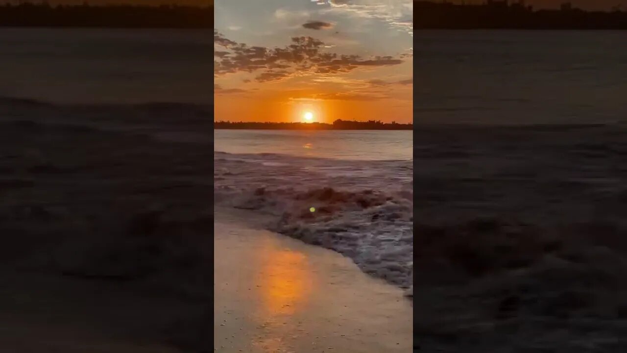 Um espetáculo o nascer do sol hoje em Vitória/ES. Bom dia☀️📍 Praia de Camburi