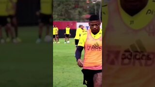 'Que isso, véi!' Arrascaeta entorta Marinho e faz golaço em treino do Flamengo #shorts #flamengo