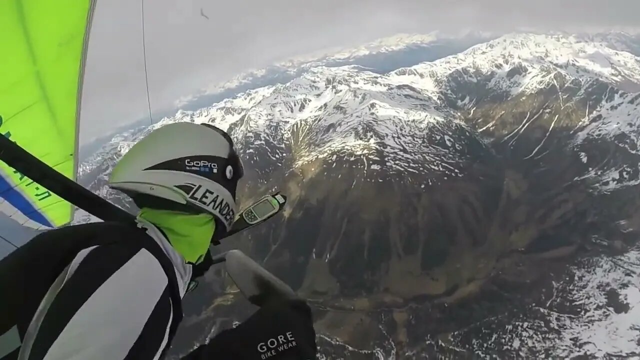 (Sport 04)/A glider circling the snowy mountains is like a fairyland