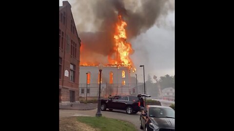 ANCIENT MASSACHUSETTS CHURCH BURNS DOWN⛪️⚡️AFTER BEING STRUCK BY LIGHTNING🌩️⛪️⚡️💫