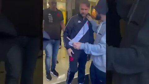 Maurício Souza assinando gibi do Maurício de Souza