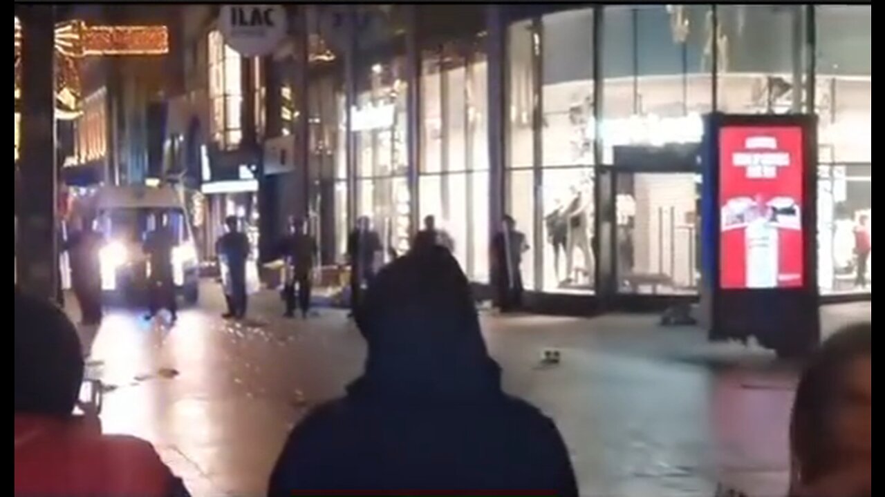 Dublin police caught smashing shop windows to blame patriotic Irish protesters