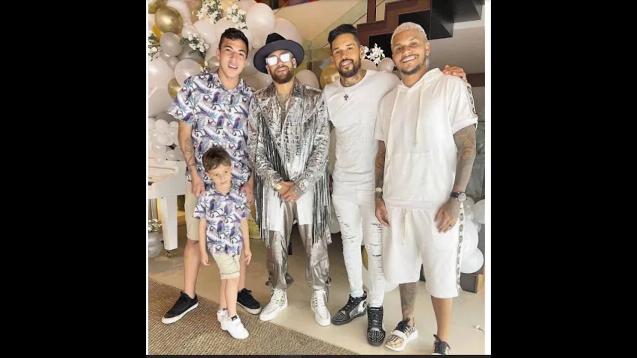 Look de papel-alumínio? Michael Jackson? Neymar viraliza na web com roupa do réveillon