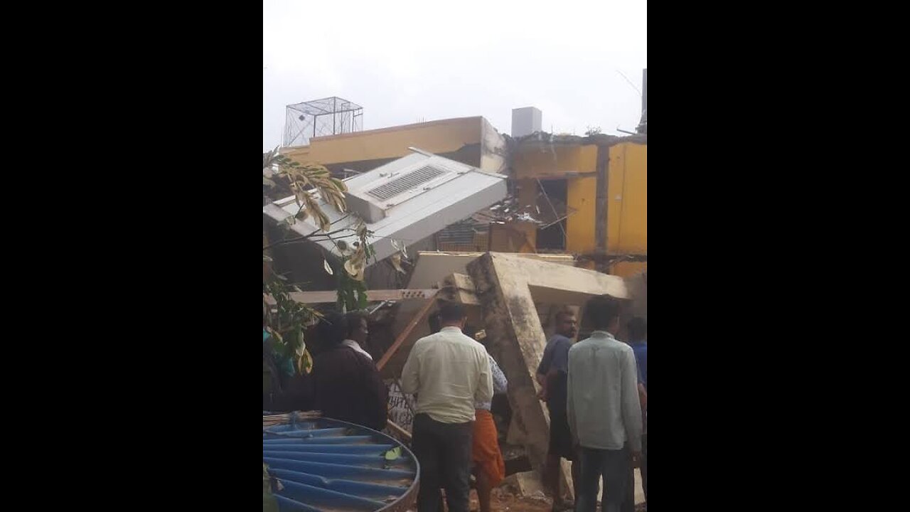 Building fell in Bengaluru 🙄