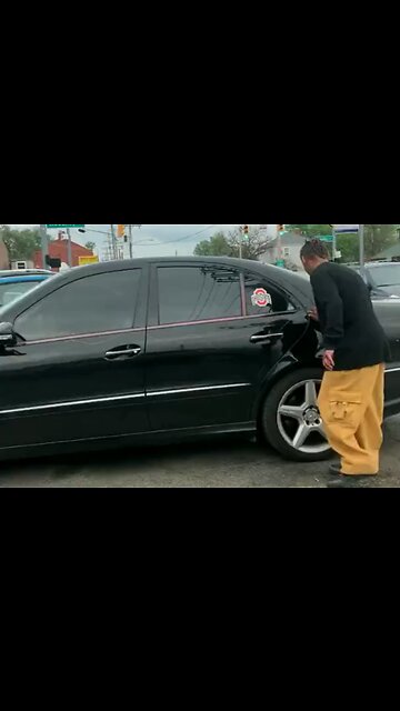 Dude Catches a Guy Keying His Car & Beats Him Relentlessly - HaloRockNews