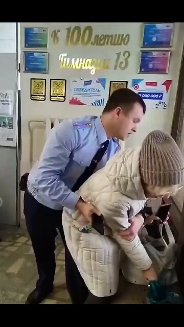 ►🚨🇷🇺🇷🇺🇷🇺 Another Navalny fan of green dye sabotage. Notice she wasn't strangled or shot?