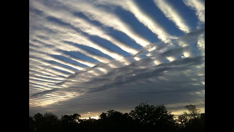 Chemtrails, czyli smugi chemiczne.