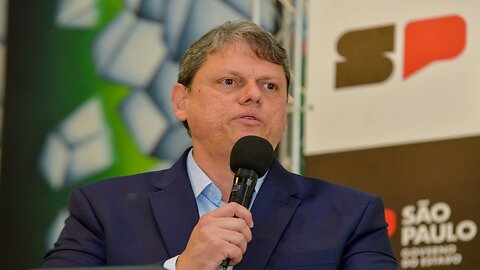 Tarcísio de Freitas entre a cruz e a espada.