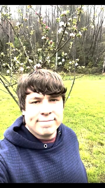 A 'Short' Visit with Wes in the Apple Orchard!