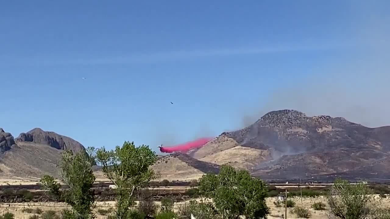 Elgin Bridge Fire - DC10 makes air drop