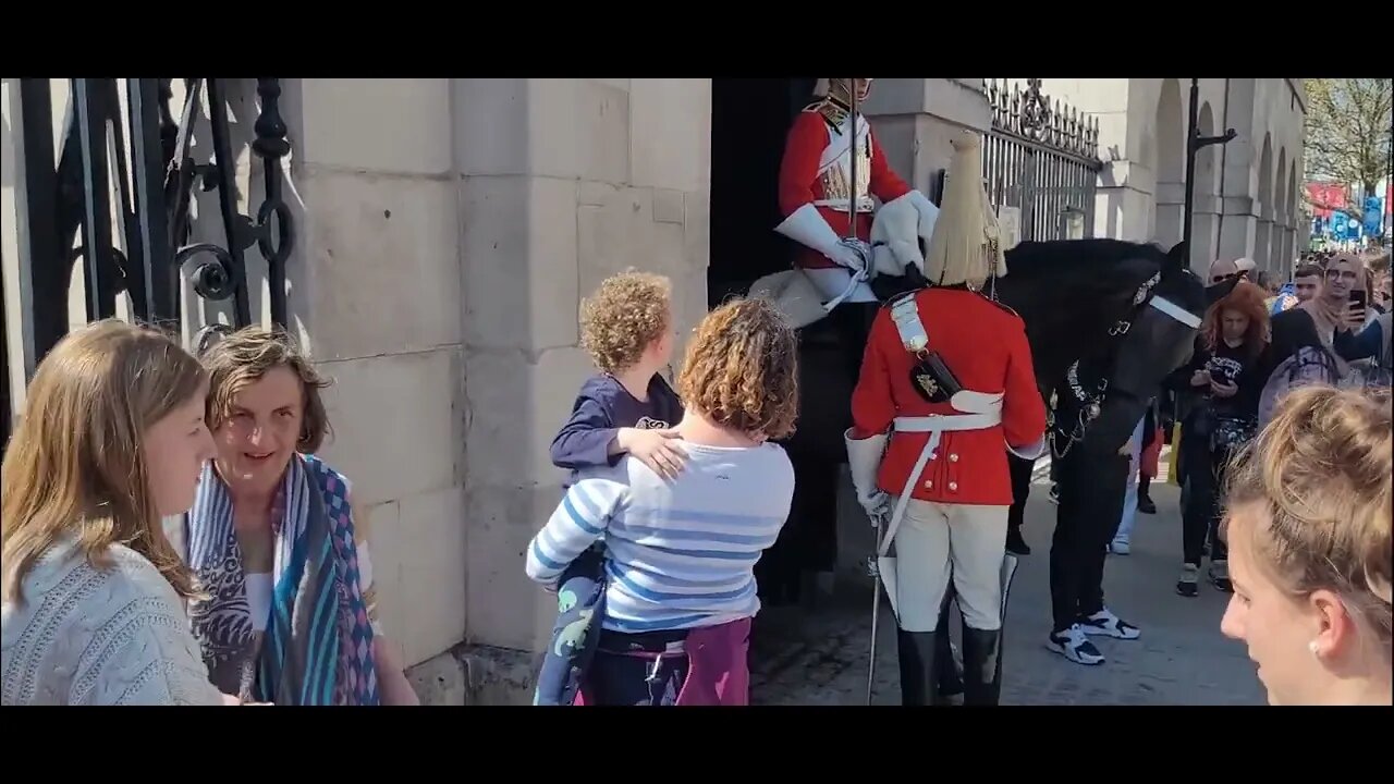 Kings guard making tourist jump #horseguardsparade