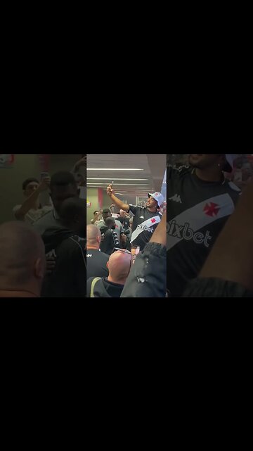 Dimitri Payet colocando a camisa do Vasco no aeroporto