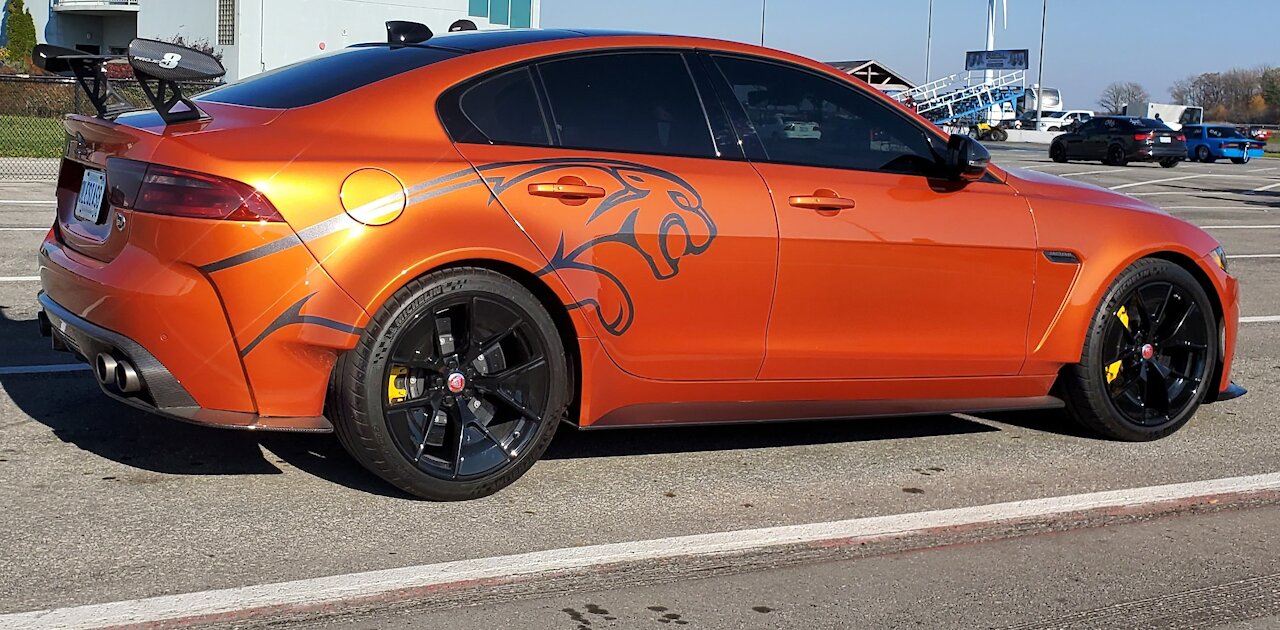 Kia Stinger GT vs. Jaguar XF 8 - 1/4 Mile Drag Race !