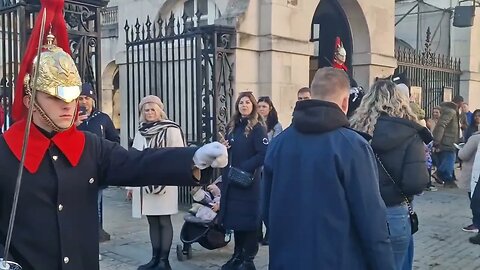 Make way police try to warn tourist move #horseguardsparade