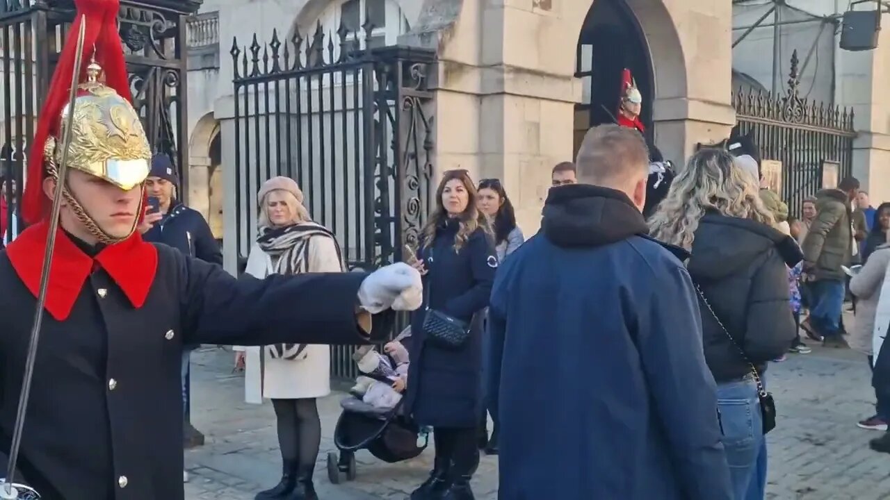 Make way police try to warn tourist move #horseguardsparade