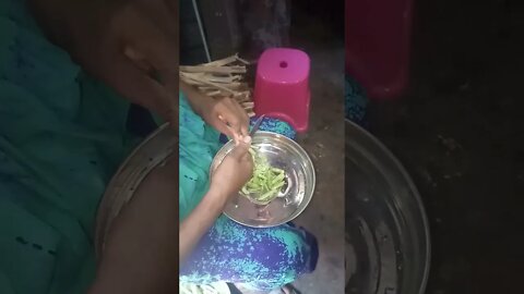 Cutting and cleaning beans before cooking. #shorts