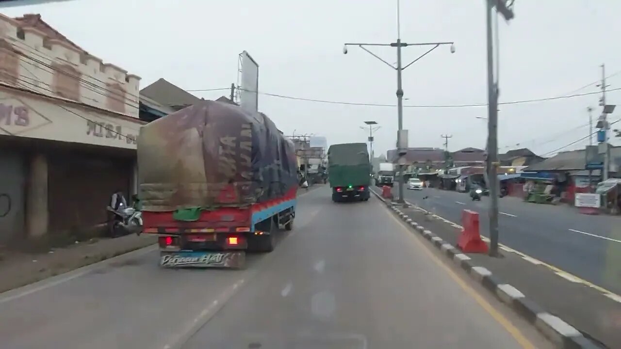 Lalu Lintas Jalur Pantura Indramayu Surabaya di Sore Hari