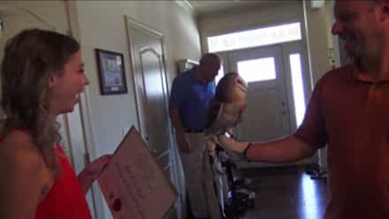 女の子の卒業祝いパーティーでフクロウがホグワーツのディプロマをお届け