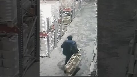 Вы не поверите, что сделал этот работник склада, чтобы дрейфовать ПО ПОЛУ!